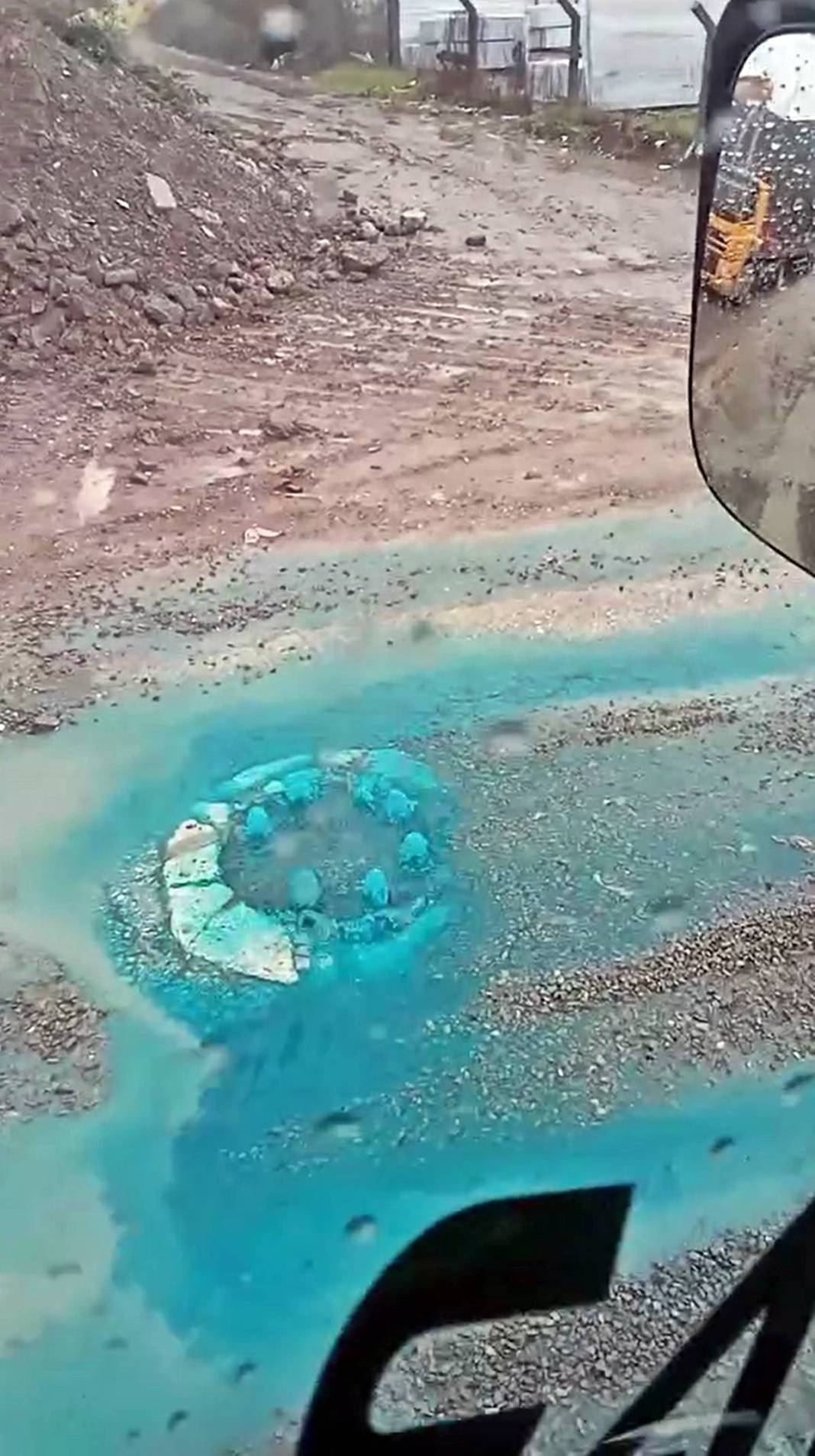 O kentte korkutan anlar: Rögardan mavi renkli su fışkırdı! AFAD ekipleri 'Acil' koduyla bölgeye intikal etti 3